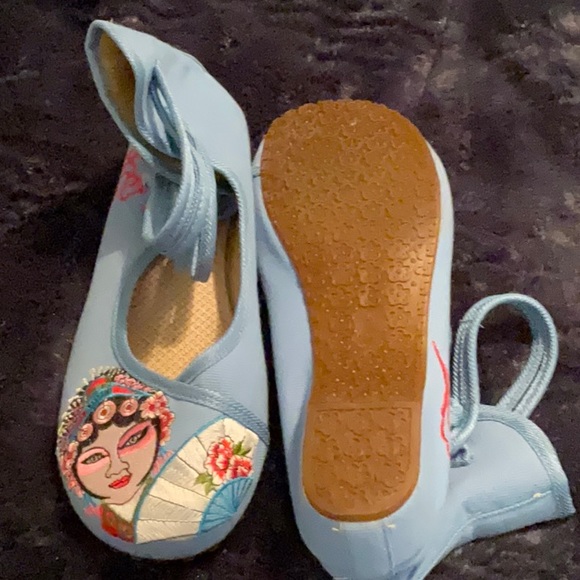 Made for me in Bejjing. Cute little shows with faces embroidered on toes - Picture 2 of 2